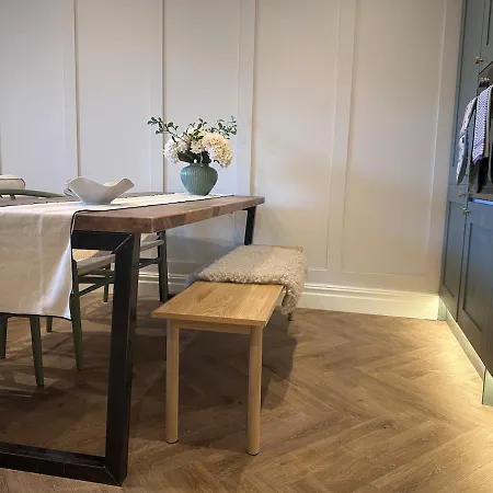 Dog Friendly 3 Bedroom *