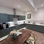 Apartment Dog Friendly 3 Bedroom *