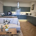 Apartment Dog Friendly 3 Bedroom