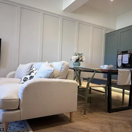 Dog Friendly 3 Bedroom *